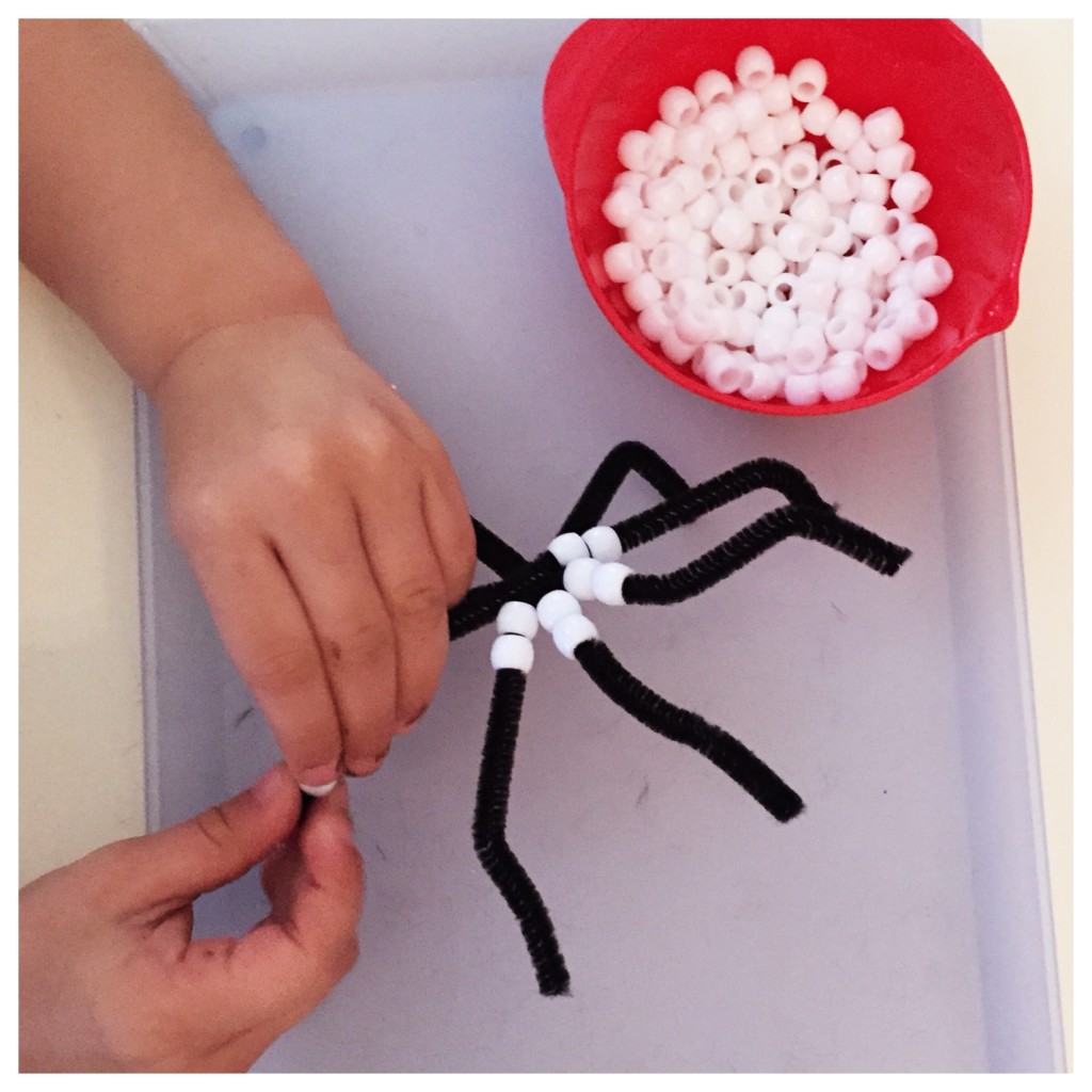 Pipe cleaner and pony beads spider activities 